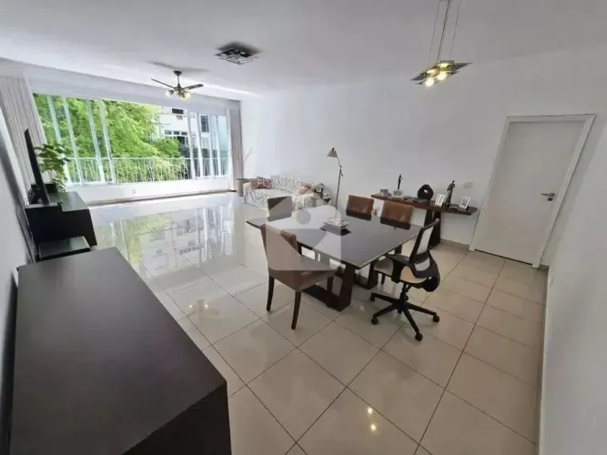 Apartamento de 3 quartos / 1 suíte com vaga em Rua Nobre.