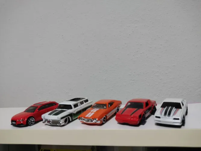 LOTE COM CINCO HOT WHEELS (VARIADOS)