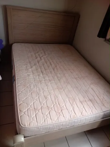 Cama de casal com colchão semi-novo