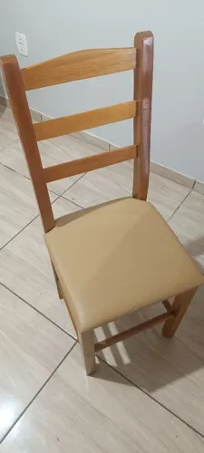 Vendo mesa de madeira com 4 cadeiras