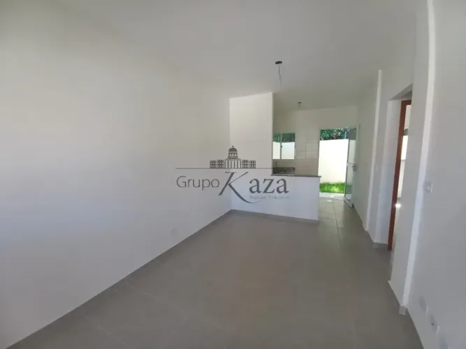 Casa em Condomínio - Residencial Flor de Liz - Jardim Nova Esperança - 2 Dormitórios - 63m