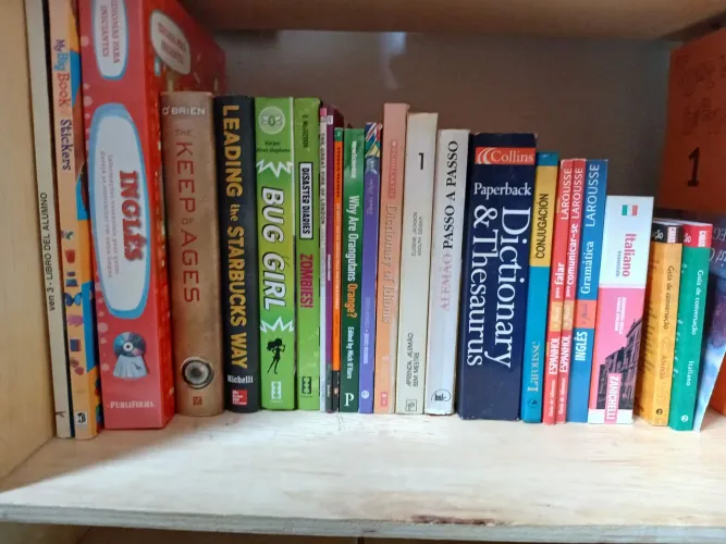 Biblioteca Idiomas Desapego