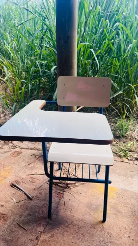 Vendo cadeiras semi novas para sala de aula com prancha de MDF