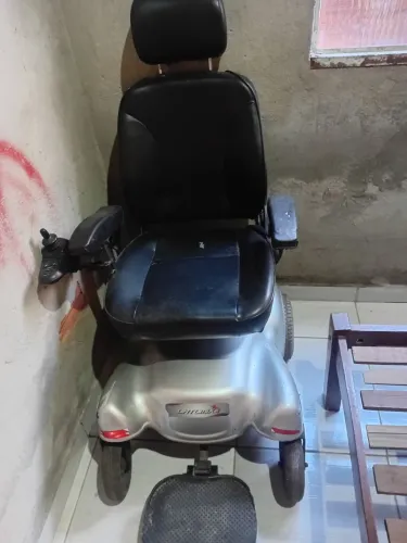 Cadeira elétrica motorizada usada 800 reais