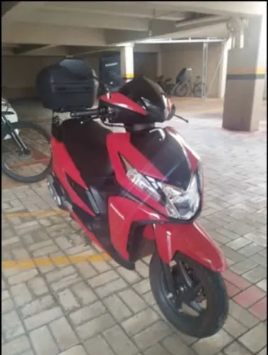 Moto Elite 125 de 2025 com baú e um capacete incluso