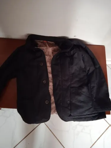 Adquira este casaco preto estiloso perfeito para te manter aquecido com forro macio.