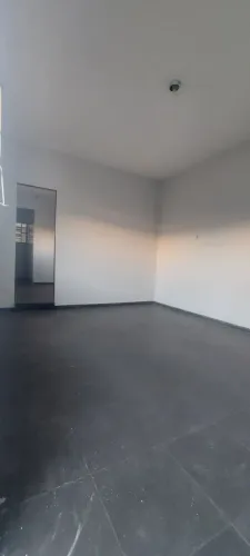Alugo um barracão com 1 quarto e uma casa com 2 quartos