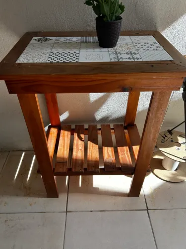 Mesa com tampo de piso 