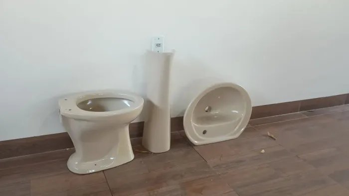 Pia e vaso sanitário.