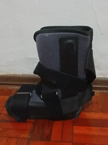Kit par de muletas + bota ortopédica em excelente estado