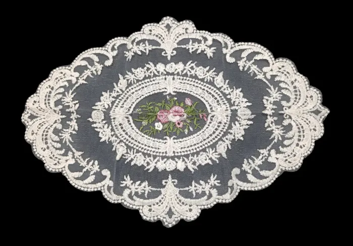 Toalha de renda na cor creme, para bandeja ou centro de mesa. Med. 40x28cms