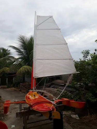 Caiaque a vela Trimaran