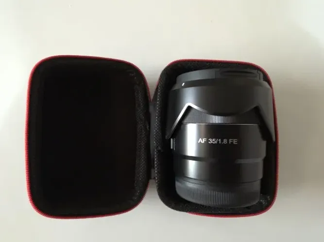 Lente Samyang AF 35mm f/1.8 FE para Sony E-Mount, Praticamente Nova