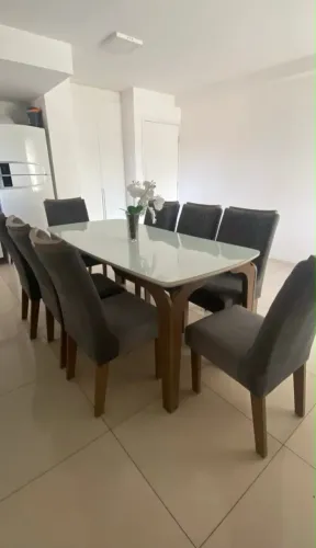Conjunto de mesa com 8 cadeiras