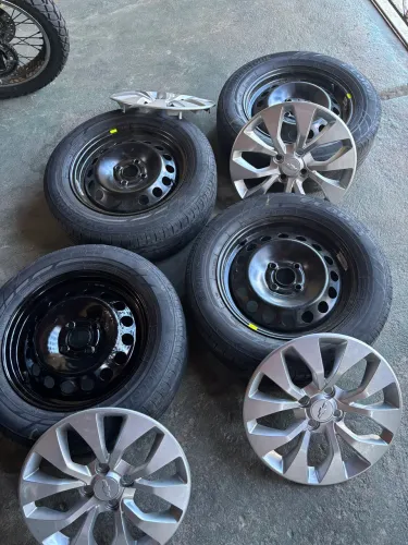 4 Aros com pneus e calotas