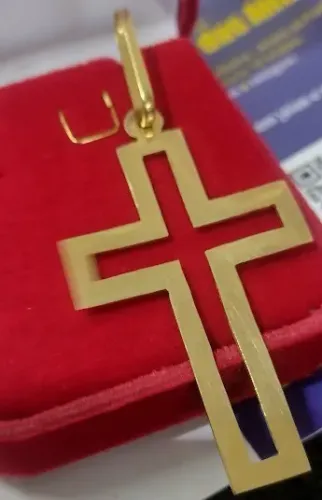 Pingente Religião Vazado Ouro 18 Kilates Peso 2.70 Gramas 35 mm Maciço