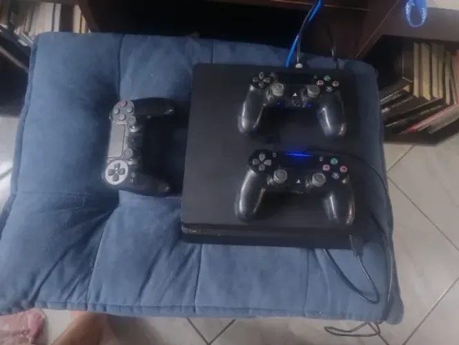PS4 Slim 1TB + 3 Controles + Cabos