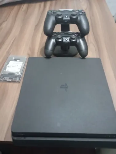 Playstation 4 destravado + 2 controle + carregador de controle + memória externa.