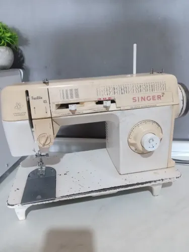 Máquina de costura singer