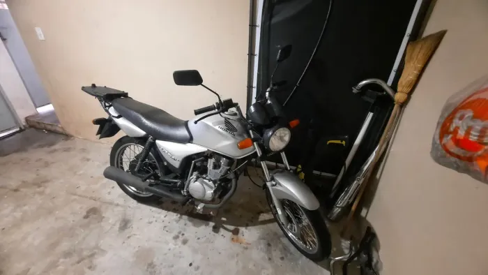 Vendo Titan 150 com detalhes de estética.