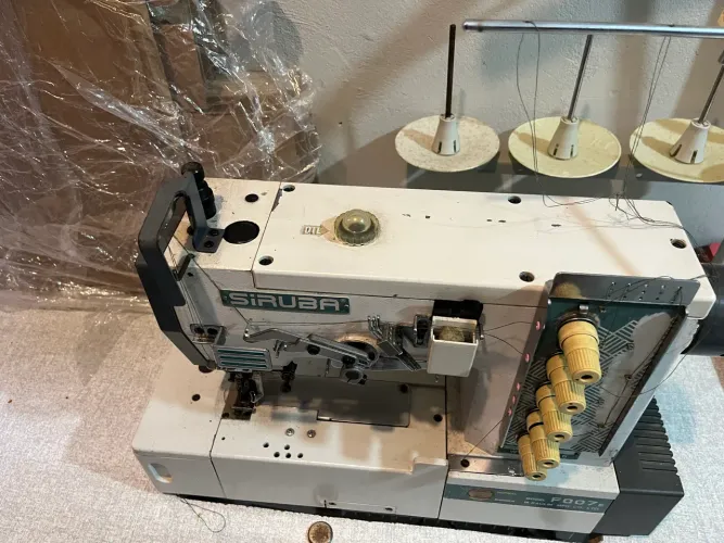 Máquina de Costura Industrial SIRUBA - COBERTURA - Funcionando