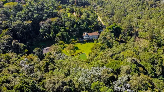 Propriedade em Juquitiba com 10.000 m² de Mata Atlântica, lago, nascentes e 2 casas