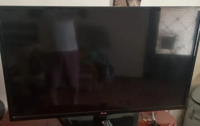 VENDO TV LG 39LN5400 COM A TELA QUEBRADA