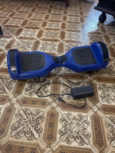Hoverboard azul com defeito