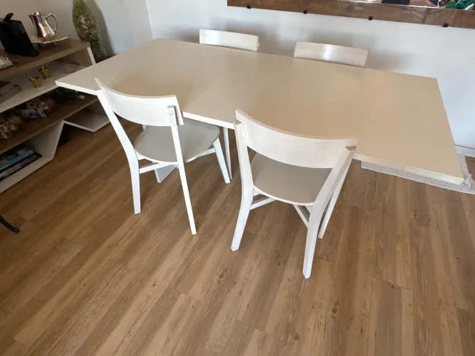 Mesa de madeira Tokstok com 4 cadeiras