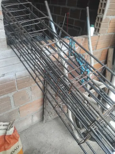 Vendo-se colunas de 6 metros 