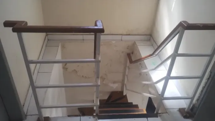 Escada de alumínio e madeira