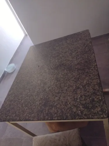 Mesa de mármore sem cadeiras