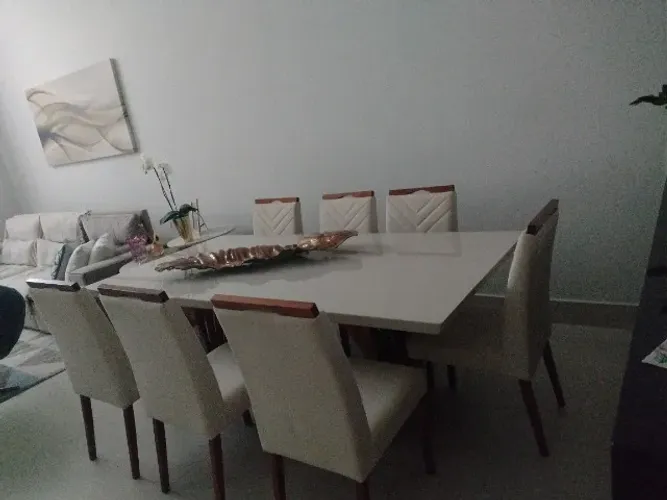 vendo linda mesa de jantar com 8 cadeiras