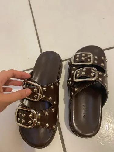 SANDÁLIA SATINATO - comprei na Renner por 169,99 e faço até por 40,00 para vender rápido.