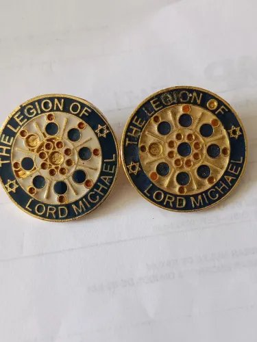 Broches dourados da Legion of Lord