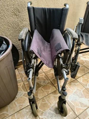 Cadeira de rodas cada uma.