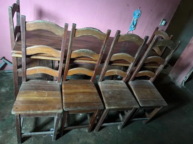 Mesa de Jantar em Angelim com 6 Cadeiras - Usada, em Bom Estado