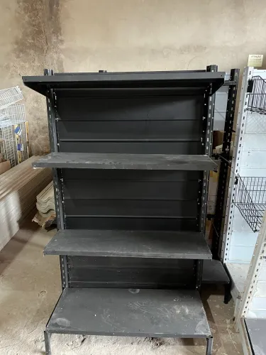 Estante em aço com prateleiras