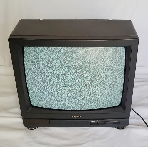 TV Sanyo vintage FUNCIONANDO p/ colecionador. 20 polegadas. Mod. CTP 6770 Colorida bivolt.