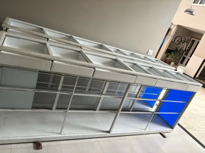 Balcão expositor todo em madeira maciça