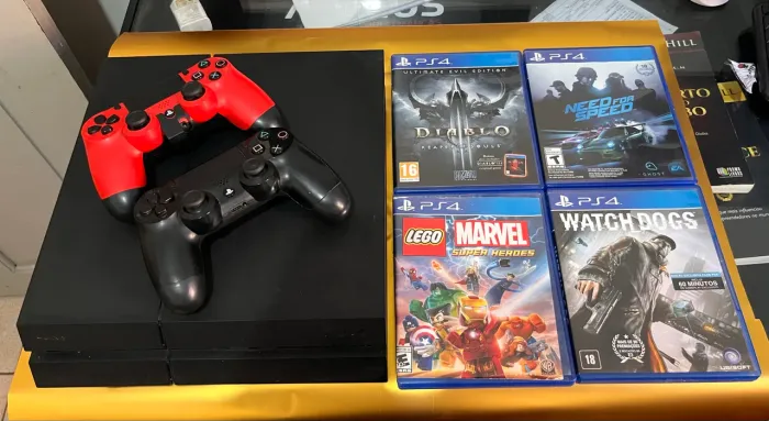 PS4 com dois controles 