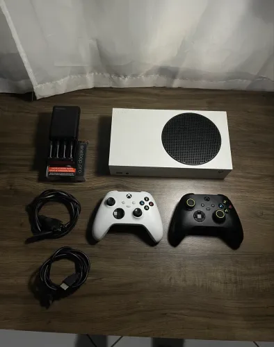Xbox Series S 512GB + 2 Controles + Carregador Panasonic