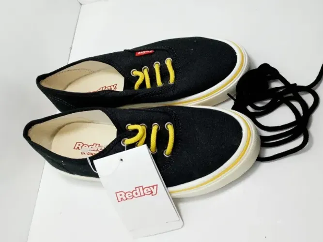 tenis redley preto novo com solado azul numero 35 com cadarso amarelo