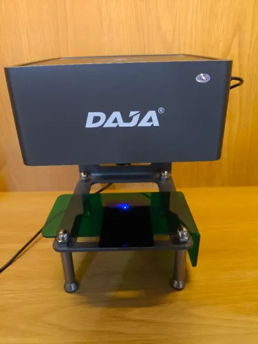 MÁQUINA LASER PORTÁTIL E COMPACTA.