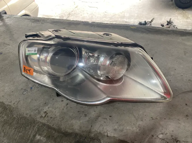 Farol direito Volkswagen Passat 2008 2009 2010 