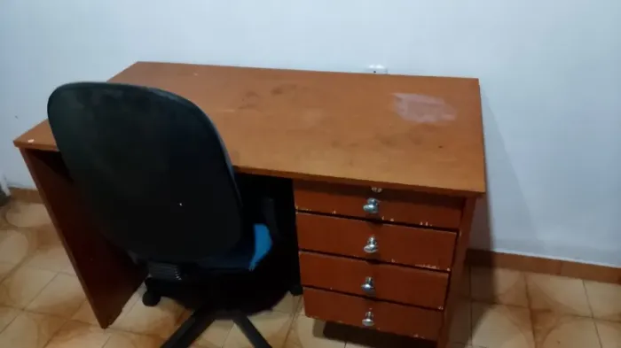 Escrivaninha com cadeira 