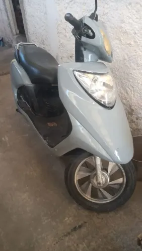 Bicicleta elétrica cor lilás