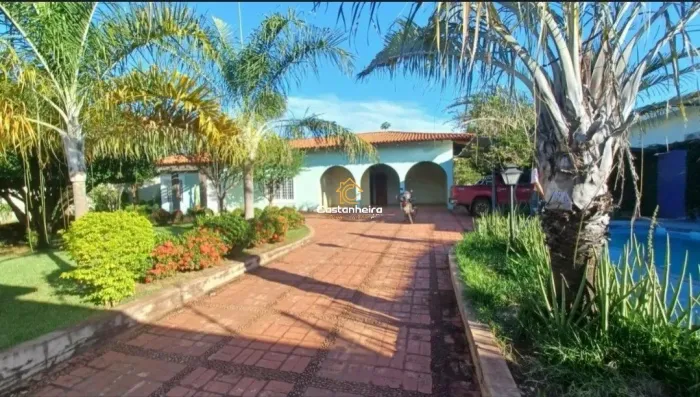 Casa com Edícula - 05 Quartos: 02 Suítes Plenas e 01 Dormitório na Residência Principal e