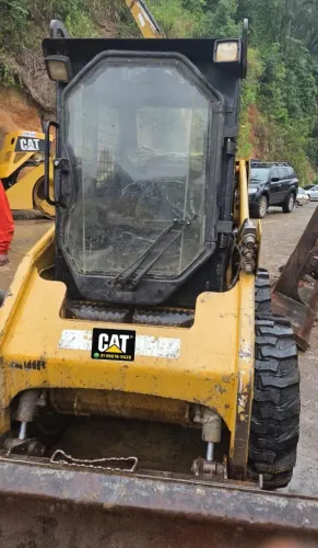 Mini Carregadeira Caterpillar 226B3 cabinada 