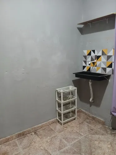 Alugo quarto simples para solteiro. 